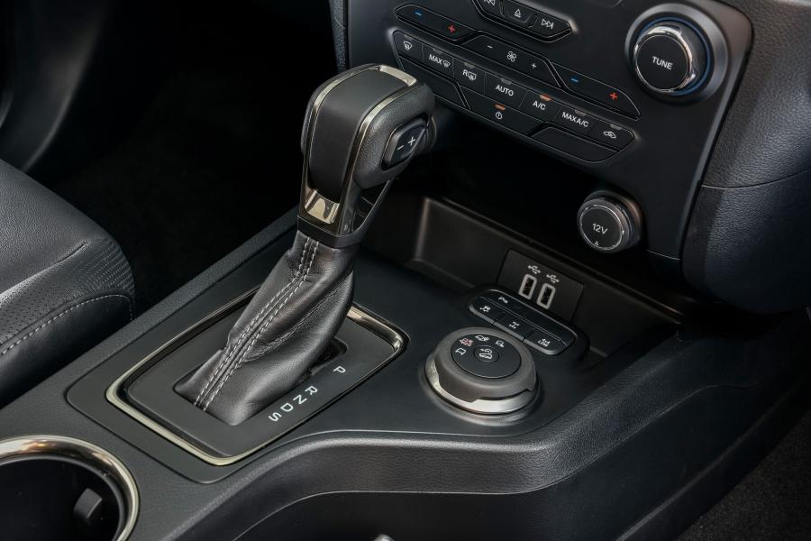 Детали интерьера Ford Everest XLT 2019 года  (ZA) (фото 17 из 40)